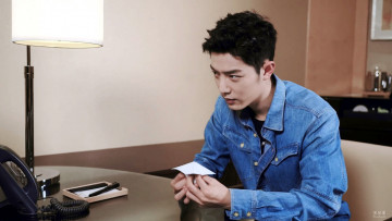 Картинка мужчины xiao+zhan актер рубашка бумажка стол телефон