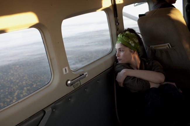 Обои картинки фото девушки, gemma arterton, актриса, полет, самолет, окна