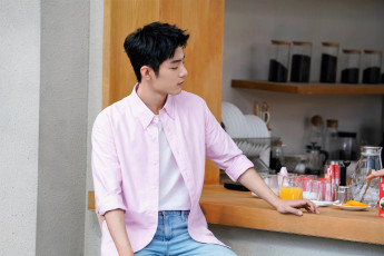 Картинка мужчины xiao+zhan актер рубашка джинсы стойка