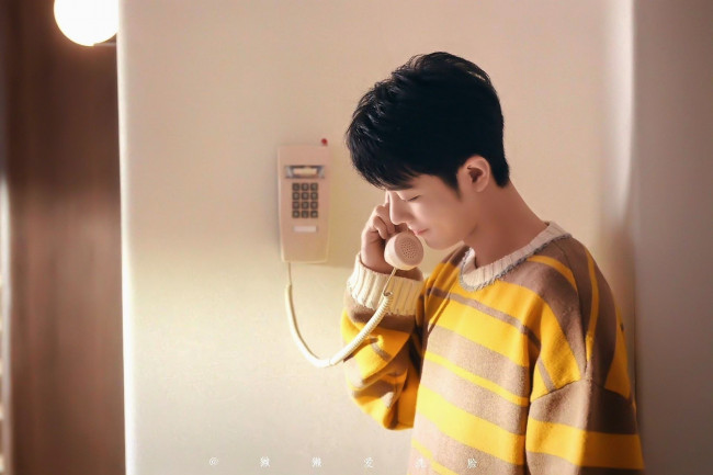 Обои картинки фото мужчины, xiao zhan, актер, свитер, телефон, стена