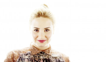 обоя Demi Lovato, девушки, лицо, улыбка, свитер