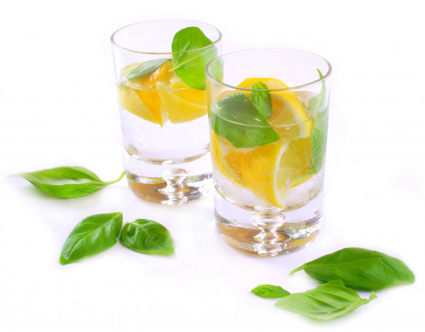 Обои картинки фото еда, напитки, листики, водка, стаканы, лимон, дольки, белый, фон