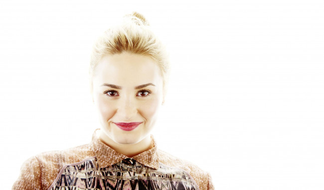 Обои картинки фото Demi Lovato, девушки, лицо, улыбка, свитер