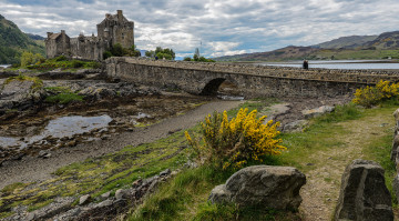 обоя eilean donan castle,  scotland, города, замок эйлен-донан , шотландия, озеро, лес, горы