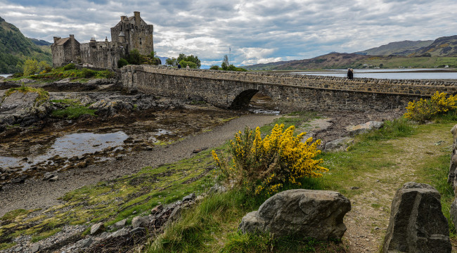 Обои картинки фото eilean donan castle,  scotland, города, замок эйлен-донан , шотландия, озеро, лес, горы