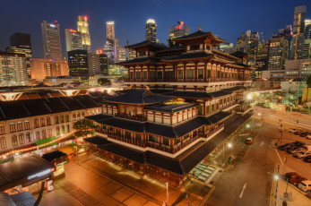 обоя buddha tooth relic temple is singapore, города, сингапур , сингапур, огни, ночь, храм