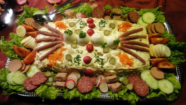 Обои картинки фото еда, салаты,  закуски, овощи, ассорти, яйца, колбаса, огурцы, помидоры, закуски
