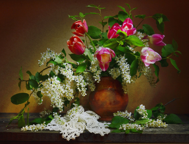 Обои картинки фото цветы, букеты,  композиции, скатерть, ваза, тюльпаны, весна