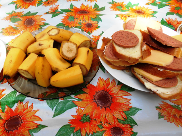 Обои картинки фото еда, бутерброды,  гамбургеры,  канапе, хлеб, колбаса, бананы, сыр