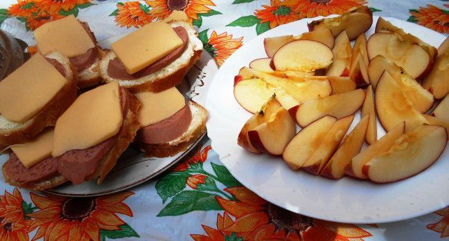 Обои картинки фото еда, бутерброды,  гамбургеры,  канапе, яблоки, хлеб, сыр, колбаса
