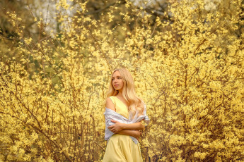 Картинка девушки -+блондинки +светловолосые блондинка платье кусты цветение