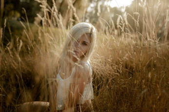 Картинка девушка+-+girl девушки -+блондинки +светловолосые трава взгляд солнце поза модель портрет макияж прическа блондинка топик красотка сидит в белом на природе боке