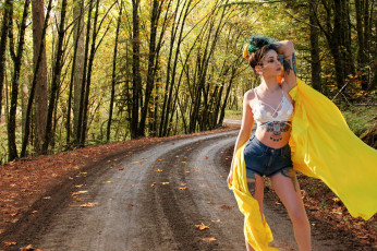 Картинка девушки taylor+white лес дорога осень шорты тату топ