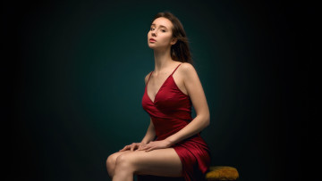 Картинка девушки -+брюнетки +шатенки красивая девушка красноe платье сидя на стуле