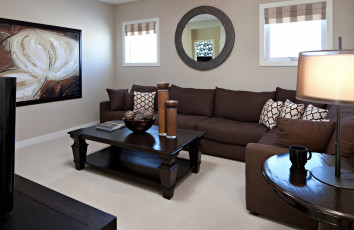 Картинка интерьер гостиная диван подушки столик декор зеркало
