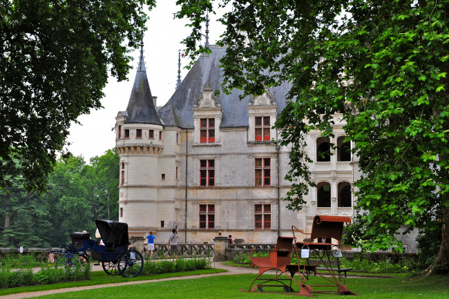Обои картинки фото франция, chateau, de, azay, le, rideau, города, замки, луары, кареты, деревья, парк