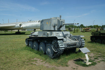 Картинка техника военная музей танк самолет трава небо