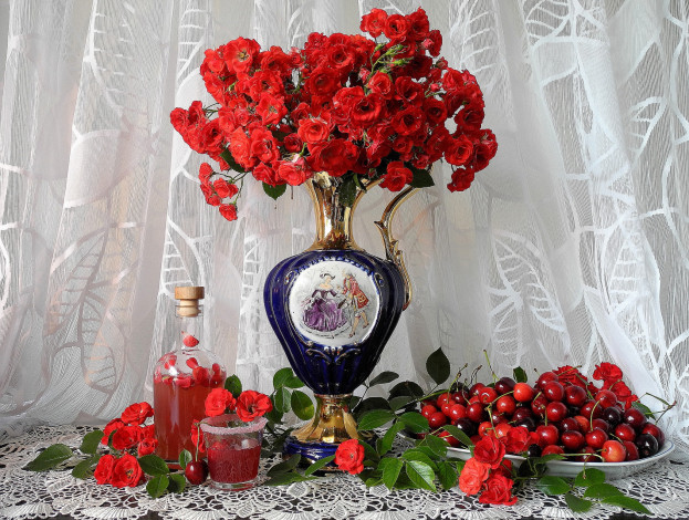 Обои картинки фото еда, натюрморт, розы, черешня, ваза, цветы, ягоды, наливка, салфетка, тюль