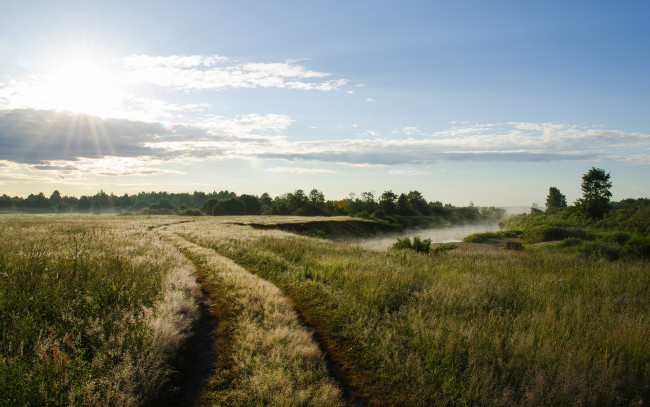 Обои картинки фото природа, дороги, поле, река, колкя, трава, туман, облака