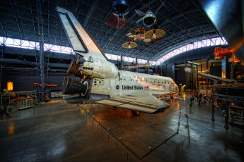 обоя space shuttle discovery, космос, космические корабли,  космические станции, музей, шаттл