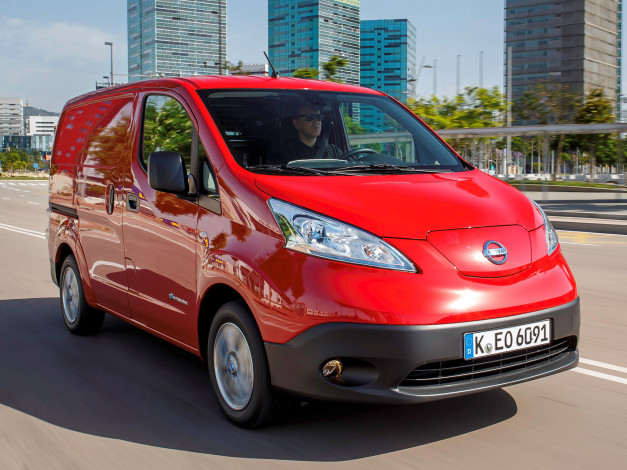 Обои картинки фото автомобили, nissan, datsun, e-nv200, van, 2014г, красный