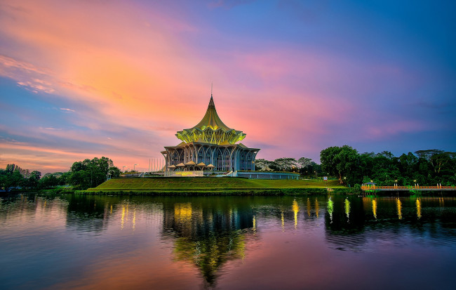 Обои картинки фото sarawak state legislative assembly - kuching,  sarawak,  malaysia, города, - здания,  дома, заря, озеро