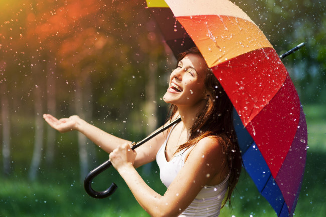 Обои картинки фото девушки, -unsort , брюнетки,  шатенки, дождь, рука, майка, улыбка, яркость, зонт, капли, радость, девушка