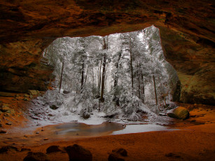 Картинка природа зима снег лес ручей арка скалы