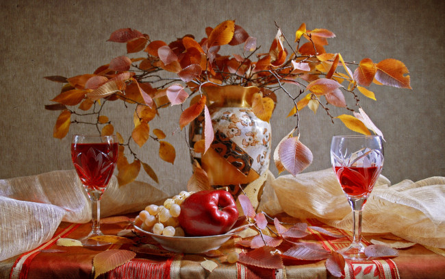 Обои картинки фото еда, натюрморт, бокалы, двое, яблоко, виноград, ваза, осень, свидание, букет, листья, вино