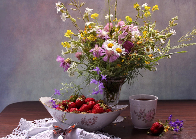 Обои картинки фото еда, натюрморт, чашка, ягоды, клубника, лето, полевые, цветы, ромашки, букет