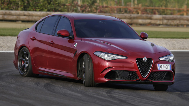 Обои картинки фото alfa romeo giulia quadrifoglio 2017, автомобили, alfa romeo, 2017, quadrifoglio, giulia, alfa, romeo