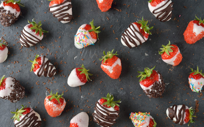 Обои картинки фото еда, клубника,  земляника, chocolate, strawberry, много, вкусно, sweet, dessert
