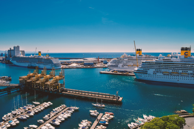 Обои картинки фото cruise port of savona, корабли, порты ,  причалы, круиз, лайнер