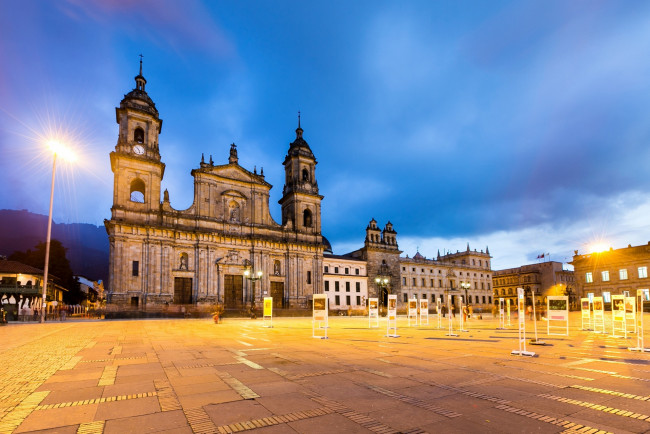 Обои картинки фото колумбия, города, - улицы,  площади,  набережные, площадь, фонари