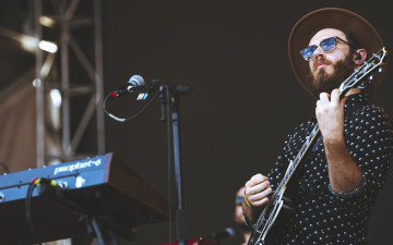 Картинка james+vincent+mcmorrow музыка -временный микрофон очки шляпа выступление гитара мужчина