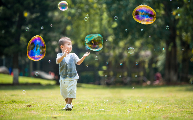 Обои картинки фото разное, дети, мальчик, лужайка, пузыри