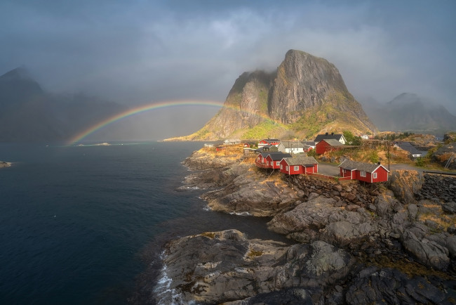 Обои картинки фото города, лофотенские острова , норвегия, горы, фьорд, дома, радуга