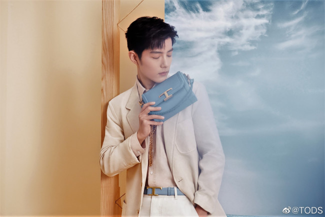 Обои картинки фото мужчины, xiao zhan, актер, пиджак, барсетка, облака