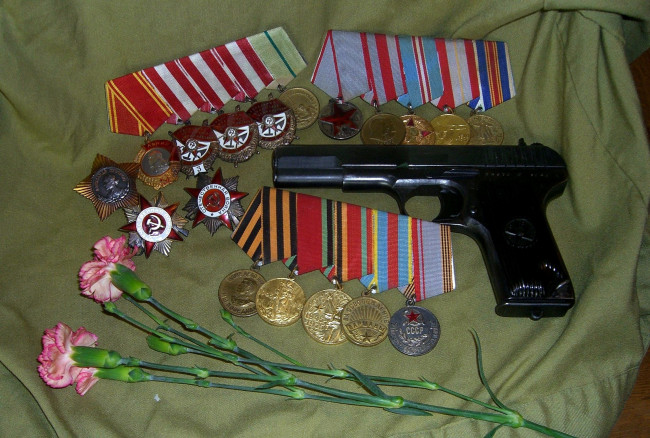 Обои картинки фото разное, награды, гимнастерка, пистолет, медали, ордена, гвоздики