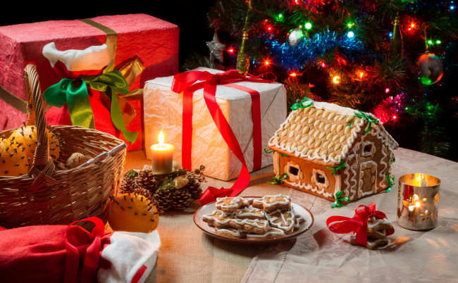 Обои картинки фото праздничные, угощения, апельсины, корзинка, пряничный, домик, печенье, свечи, подарки, новый, год, роджество