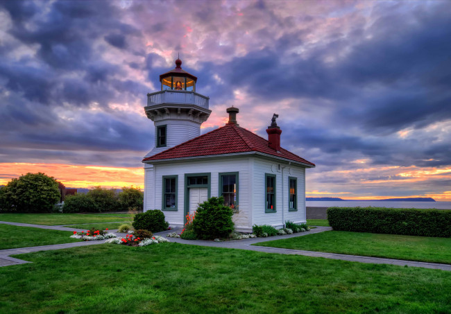 Обои картинки фото mukilteo, lighthouse, clinton, washington, природа, маяки, tulalip, bay, клинтон, вашингтон, закат, газоны, клумбы, побережье