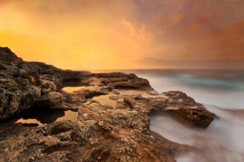 Картинка природа побережье скалистый пляж море восход утро