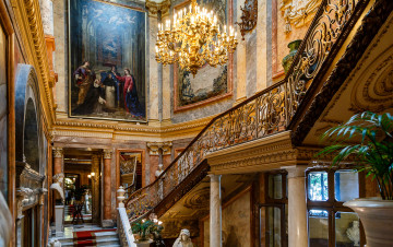 Картинка интерьер дворцы +музеи колонна люстра лестница испания мадрид музей серральбо картина