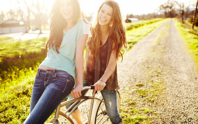 Обои картинки фото девушки, -unsort , группа девушек, деревня, дорога, велосипед, смех, подруги