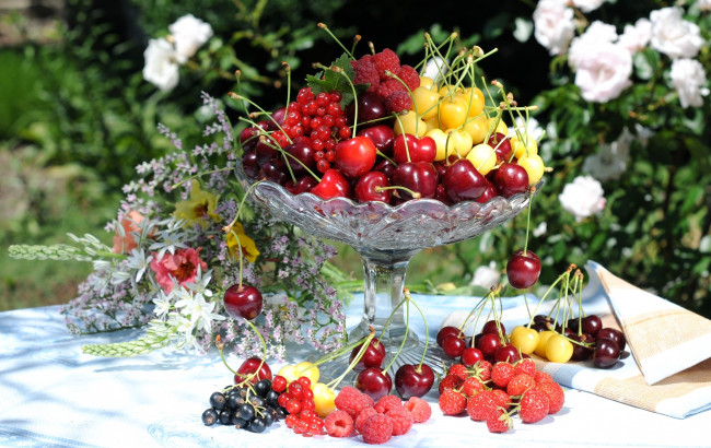 Обои картинки фото еда, фрукты,  ягоды, смородина, изобилие, цветы, клубника, черешня, малина, ягоды, роскошь, лето