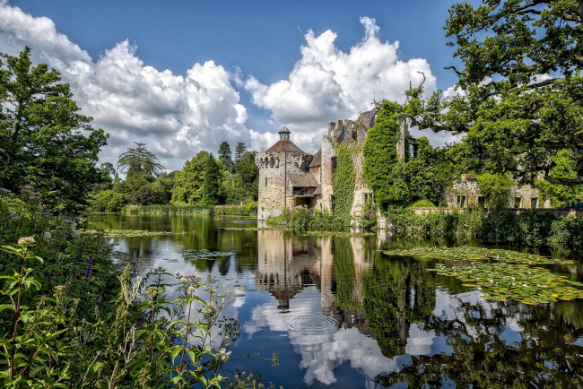 Обои картинки фото scotney castle, города, замки англии, лес, горы, замок, озеро