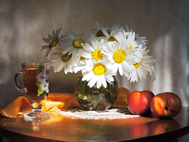 Обои картинки фото еда, натюрморт, утро, ромашки, чай, фото, фрукты, нектарины, конкурс, бокал, летний, завтрак, цветы