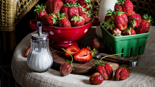Обои картинки фото еда, клубника,  земляника, сахар, спелая, ягоды