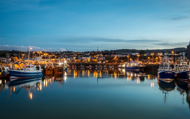 Обои картинки фото ирландия, корабли, порты ,  причалы, водоем, здания, холм, катер, фонари