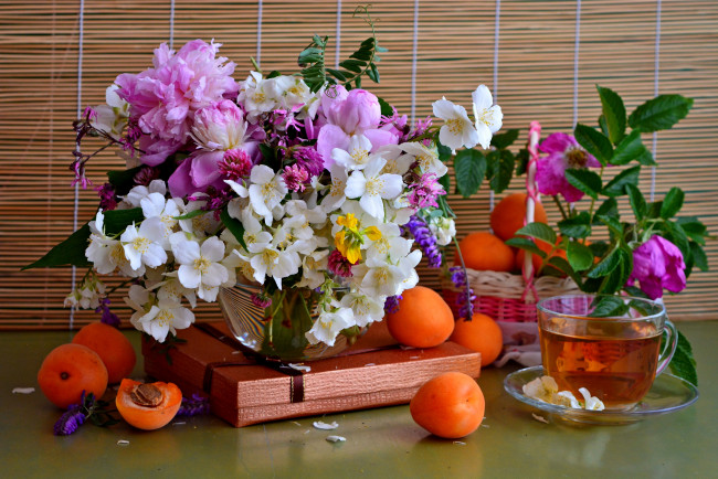 Обои картинки фото еда, натюрморт, стекло, лето, цветы, фрукты, настроение, композиция